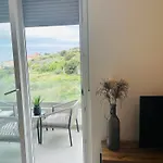 아파트 Calming Elegance In