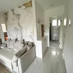 아파트 Calming Elegance In